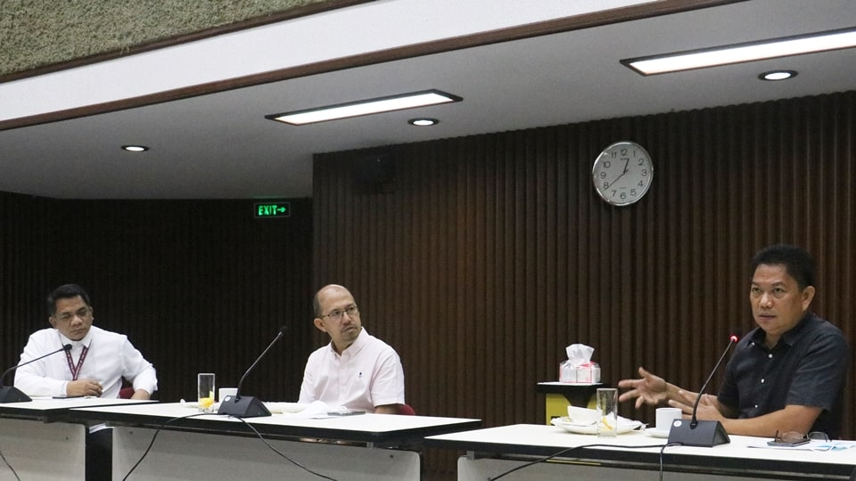 Dr. Alberto N. Naperi (right), CBSUA President, talks about the challenges of CBSUA in enabling its faculty members to successfully complete postgraduate degrees. Looking on are (from left) Dr. Jose V. Camacho, Jr., UPLB Chancellor, and Dr. Glenn B. Gregorio, SEARCA Director. 