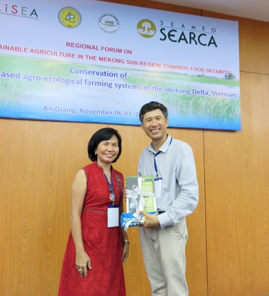 Ms. Rogel presents a set of SEARCA publications to Dr. Kien as token.