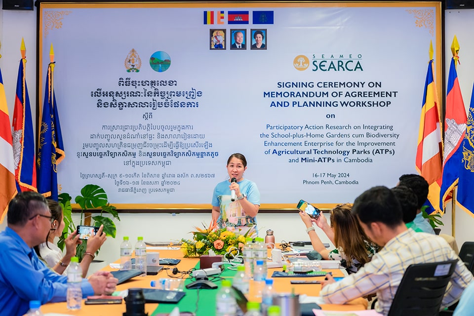 Dr. Gerlie Tatlonghari delivers a closing message to the Cambodian participants. (Photo by CE SAIN)