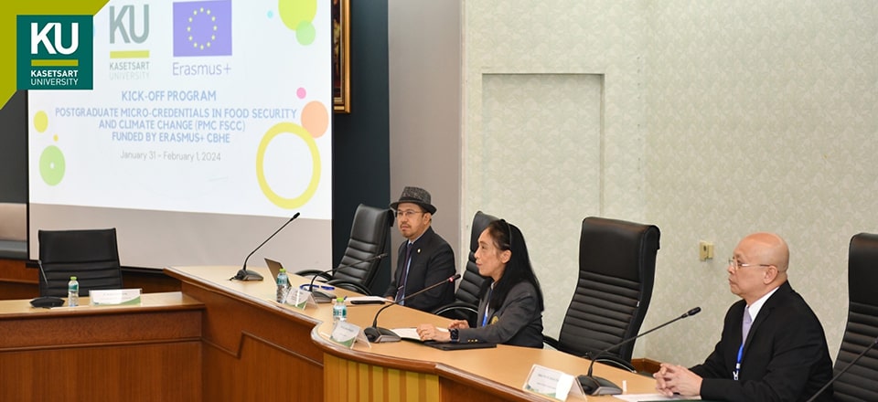 (L-R) Dr. Glenn B. Gregorio, SEARCA center director; Assoc. Prof. Dr. Ladawan Puangchit, vice president for academic affairs, KU; and Assoc. Prof. Dr. Buncha Chinnasri, assistant to the president for quality development, deputy director of KU International College, and executive officer of the UC, KU