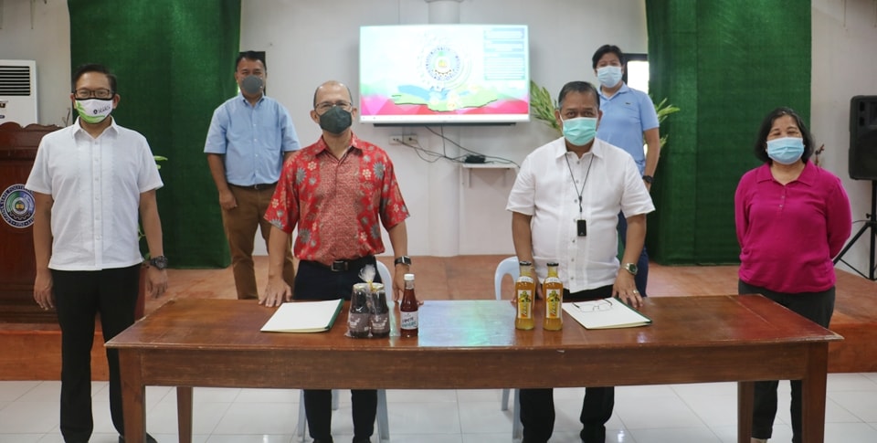 The ceremonial signing was witnessed by SEARCA Deputy Director Joselito G. Florendo (leftmost); Dr. Romeo V. Labios (standing, second from left), SEARCA Operations Consultant for Partnerships; and Mr. Joel M. Bawica (second from right) and Dr. Corazon N. San Agustin (rightmost) of LSPU.