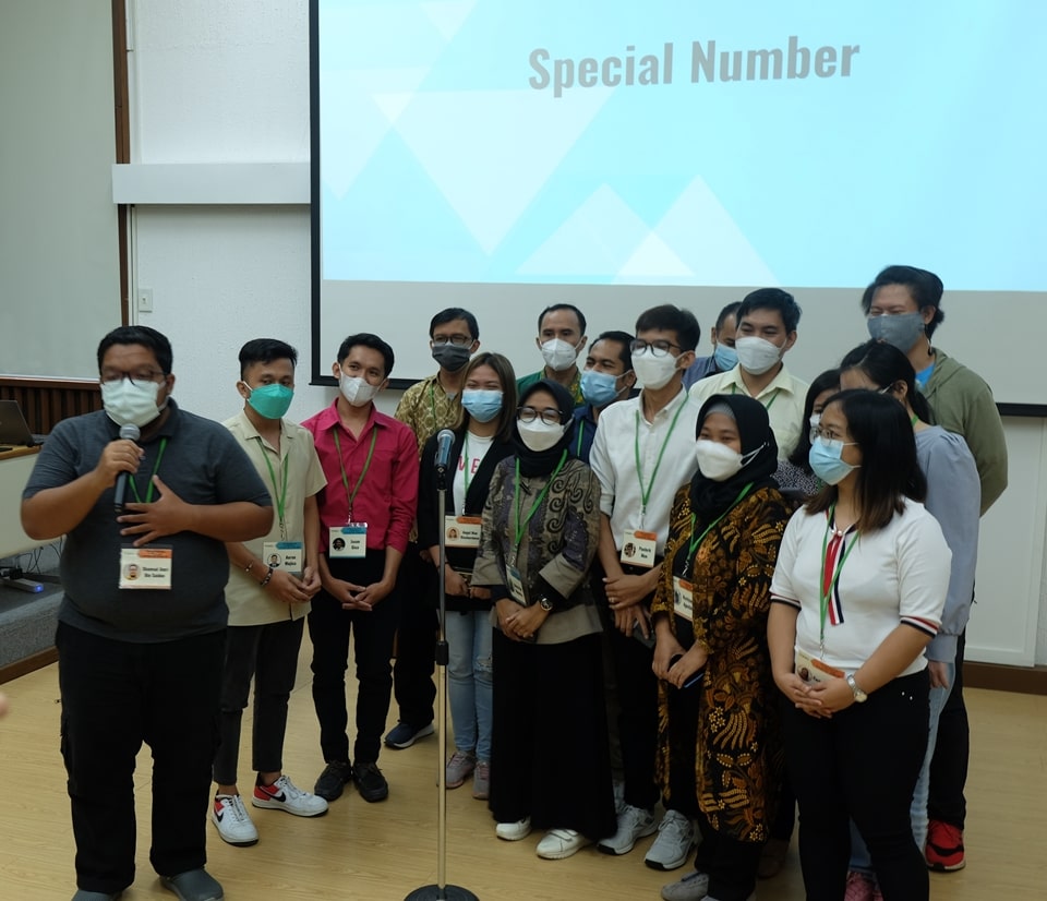 The scholars, majority of whom are non-Filipinos, took the time to study a Filipino song for their special number. Four Filipino participants helped them learn Leron-Leron Sinta.