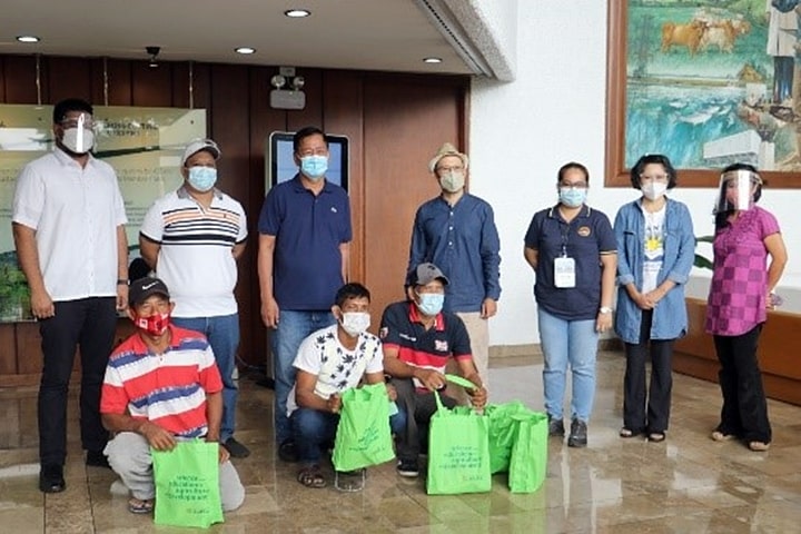 SEARCA turned over seeds, fertilizer, and other farm inputs to the three aster farmers (seated) involved in the project during the launch on 7 October 2020.